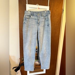American Eagle Mom Straight Jean 10/30
